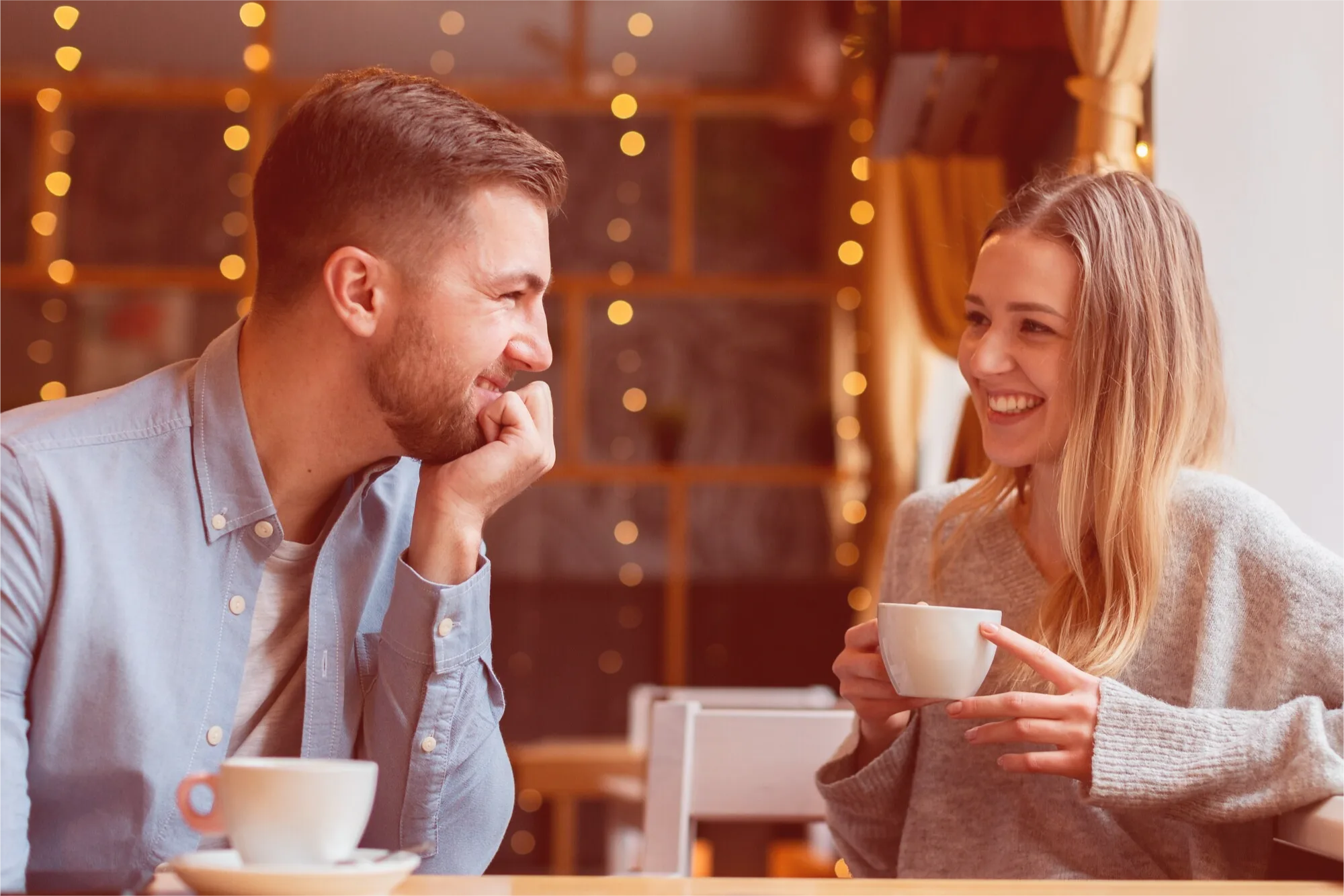 Casal abraçado em sintonia, representando compatibilidade amorosa e conexão emocional