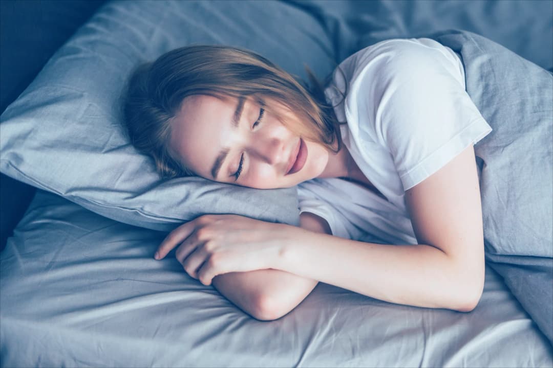 Pessoa dormindo tranquilamente em uma cama confortável